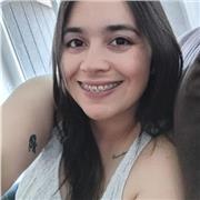 Profesora de Inglés dicta clases a personas de todas las edades